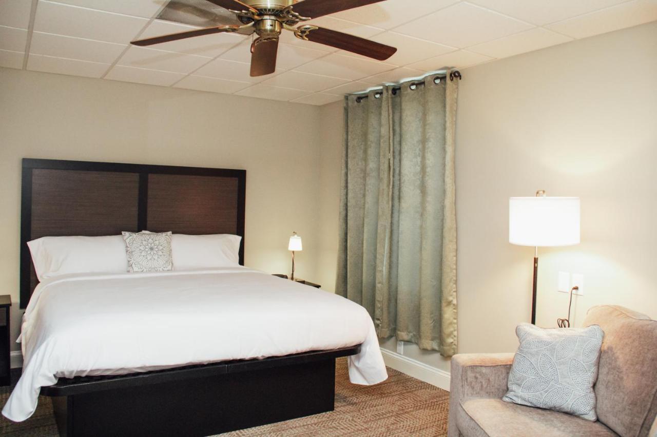 Country Squire Inn And Suites New Holland Esterno foto