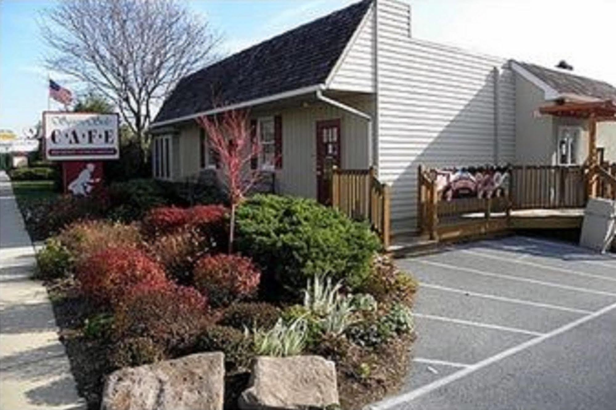 Country Squire Inn And Suites New Holland Esterno foto