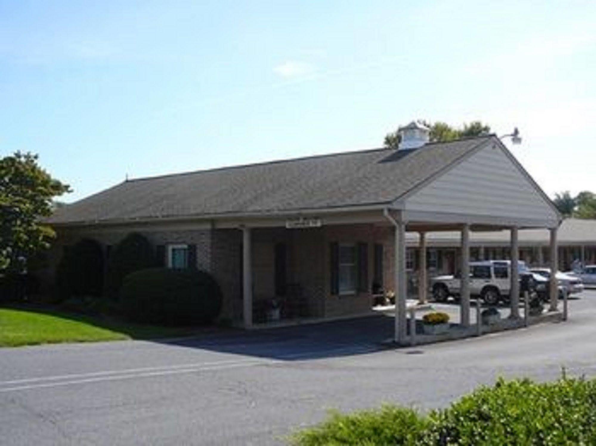 Country Squire Inn And Suites New Holland Esterno foto